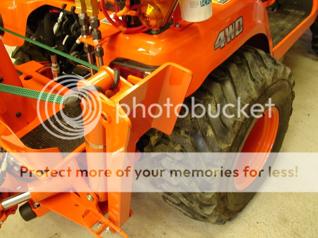 BX25 Backhoe stabilizer pad shoes